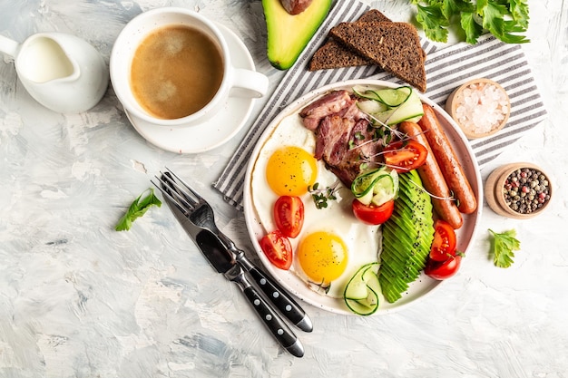 Tradycyjne Angielskie śniadanie Z Jajkiem Sadzonym Kiełbaski Fasola Awokado I Boczek Filiżanka świeżej Kawy Na Białym Tle Banner Catering Menu Przepis Miejsce Na Tekst Widok Z Góry