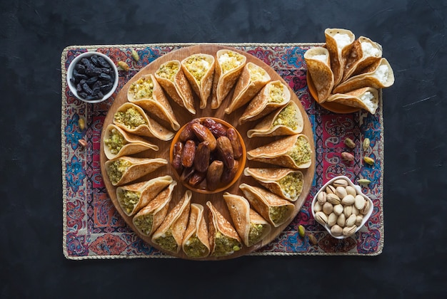 Tradycyjne arabskie naleśniki nadziewane kremem, przygotowane na iftar w ramadanie.