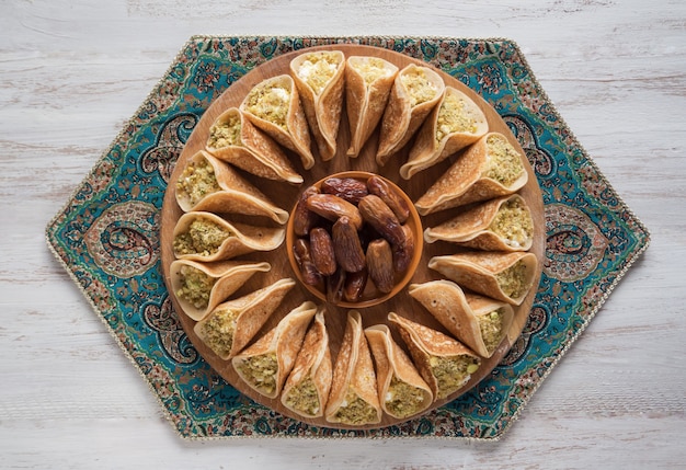 Tradycyjne arabskie naleśniki nadziewane kremem, przygotowane na iftar w ramadanie.