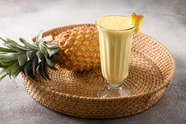 Tradycyjne azjatyckie ananasowe lassi z jogurtu i owoców