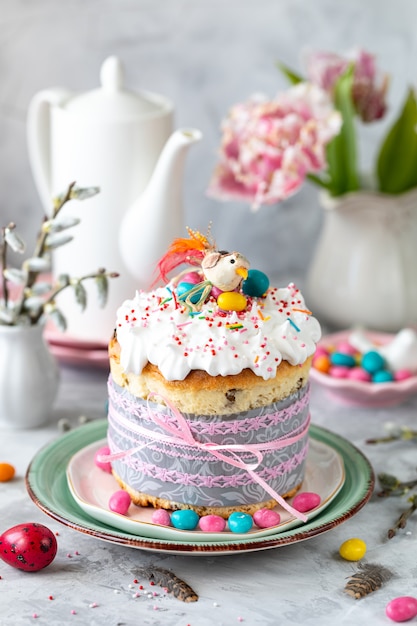 Tradycyjne Babeczki Wielkanocne Ciasto. Ciasto Wielkanocne, Kolorowe Jajka I Wiosenne Kwiaty. Pionowy