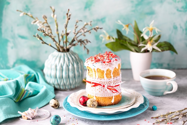 Tradycyjne babeczki wielkanocne ciasto. Ciasto wielkanocne, kolorowe jajka i wiosenne kwiaty.
