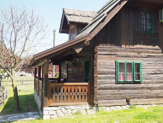 Tradycyjne bośniackie górskie mieszkanie z XIX wieku Odrestaurowany budynek etno Drewniany taras Kuchnia w kratkę Zasłony