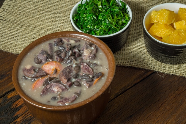 Tradycyjne Brazylijskie Jedzenie Feijoada. Widok Z Góry