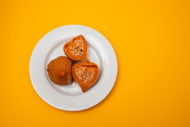 Tradycyjne brazylijskie smażone podudzia Coxinha de frango na naczyniu