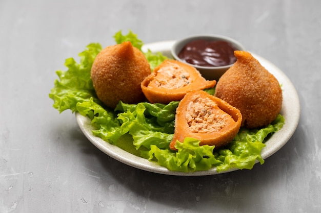 Tradycyjne brazylijskie smażone podudzia Coxinha de frango na naczyniu