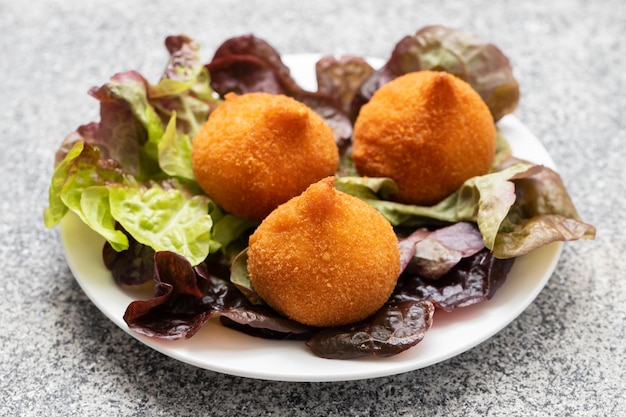 Tradycyjne brazylijskie smażone podudzia Coxinha de frango na naczyniu