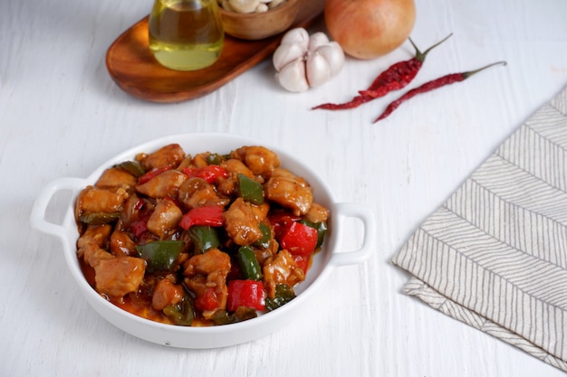 Zdjęcie tradycyjne chińskie danie z syczuańskiego kurczaka kung pao