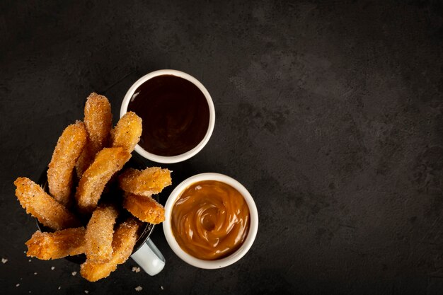 Tradycyjne churros z cukrem dulce de leche i sosem czekoladowym