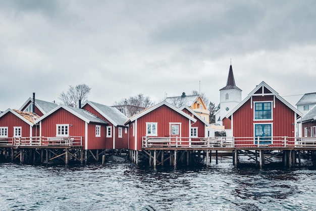 Zdjęcie tradycyjne czerwone domy rorbu w reine w norwegii