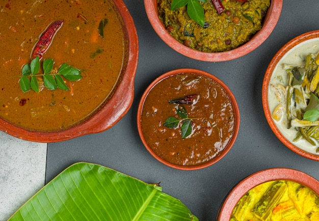 Tradycyjne dania biesiadne Kerala ułożone w dwukolorowym tle
