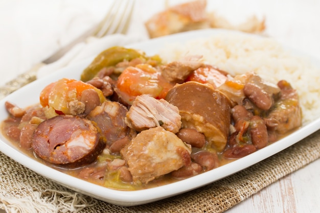 Tradycyjne danie portugalskie feijoada