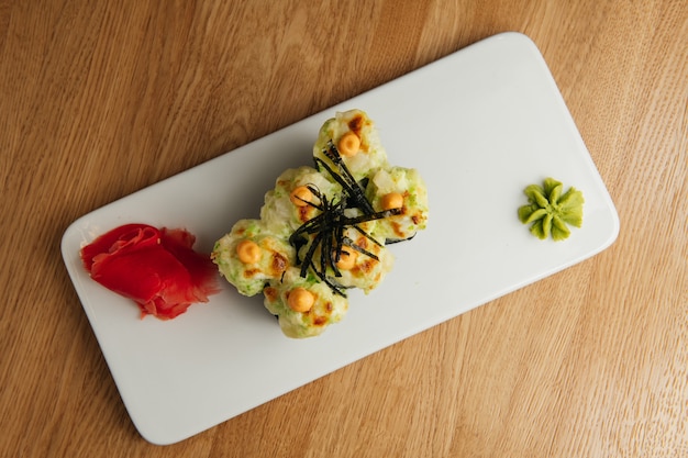 Tradycyjne danie restauracji sushi, pozycja menu. Krajowa przystawka kuchni japońskiej.