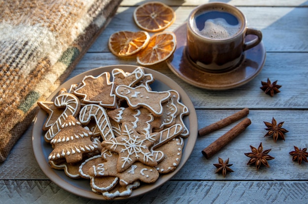 Tradycyjne domowe ciasteczka z piernika i filiżanka kawy w słoneczny zimowy poranek Komfort w domu Świąteczny nastrój wakacyjna atmosfera