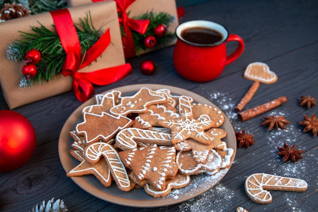 Tradycyjne domowe ciasteczka z piernika i filiżanka kawy wśród świątecznego wystroju świąteczny nastrój świątecznej atmosfery