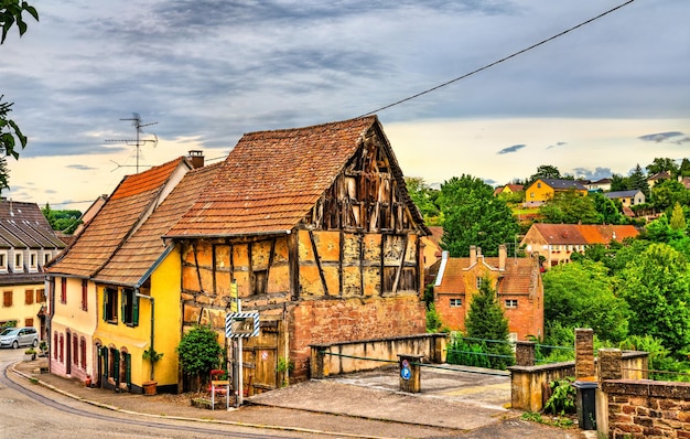 Zdjęcie tradycyjne domy w mieście la petitepierre alsace basrhin francja