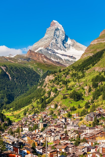 Tradycyjne domy w Zermatt Szwajcaria