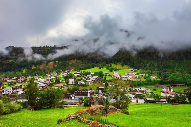 Tradycyjne domy w Zermatt Szwajcaria