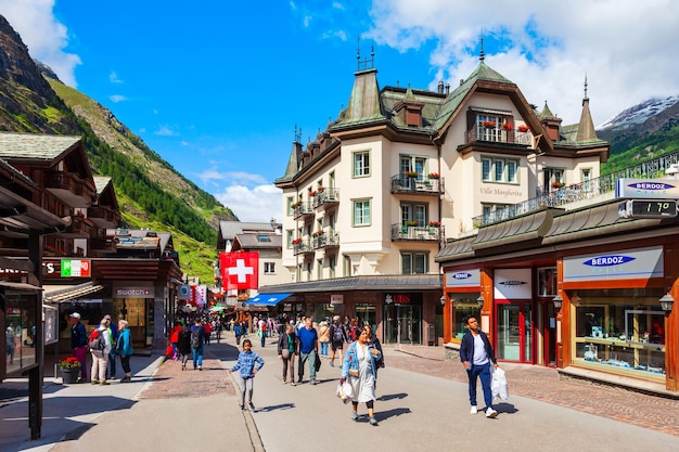 Tradycyjne domy w Zermatt Szwajcaria