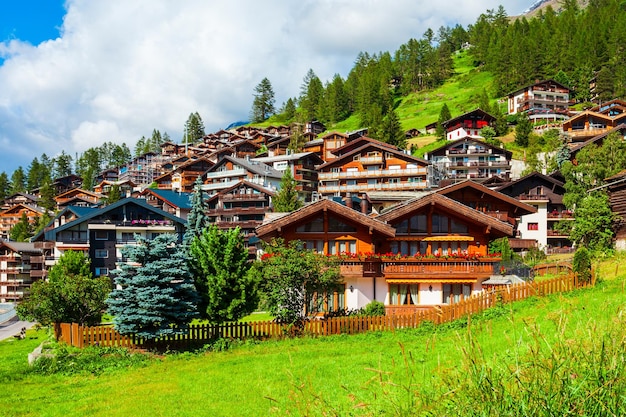 Tradycyjne domy w Zermatt Szwajcaria