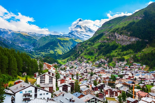 Tradycyjne domy w Zermatt Szwajcaria