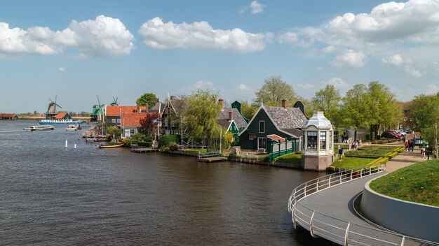 Tradycyjne Domy Wiejskie Nad Kanałem W Holenderskiej Wiosce Zaanse Schans W Pobliżu Amsterdamu Holandia