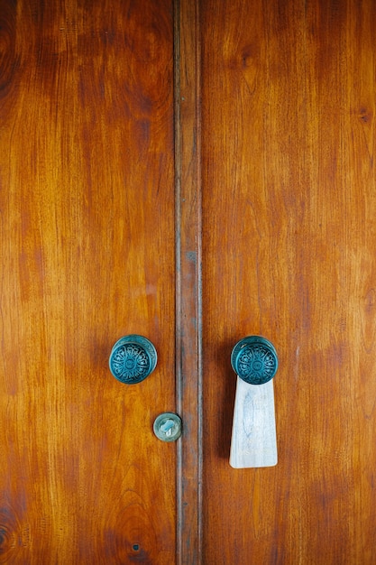 Tradycyjne drewniane drzwi z dwoma stalowymi uchwytami