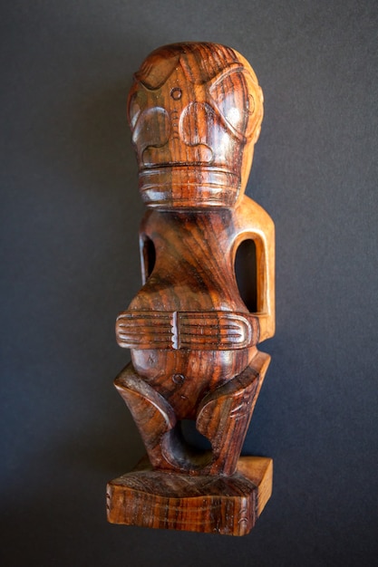 Tradycyjne Drewniane Tiki Polinezyjskie Z Markizów. Na Białym Tle Na Ciemnym Tle