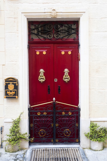 Tradycyjne drzwi wejściowe z Malty