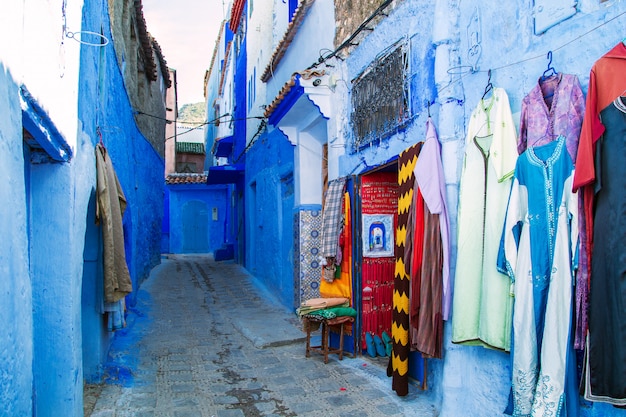 Tradycyjne dywany na niebieskiej ulicy Chefchaouen.