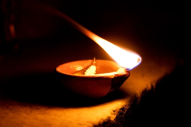 Tradycyjne gliniane lampy diya zapalane podczas obchodów diwali
