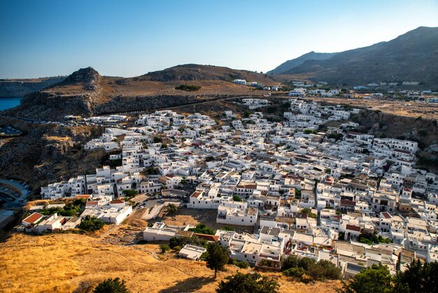 Tradycyjne greckie białe budynki w mieście Lindos na wyspie Rodos w Grecji