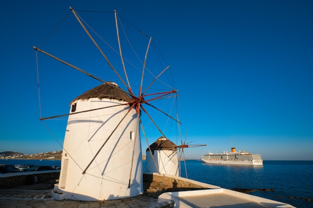 Tradycyjne Greckie Wiatraki Na Wyspie Mykonos O Wschodzie Słońca, Cyklady, Grecja