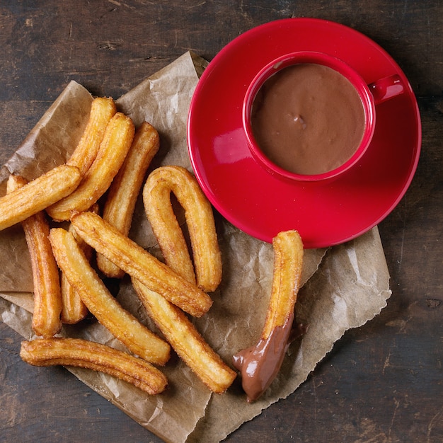 Tradycyjne hiszpańskie churros z czekoladą