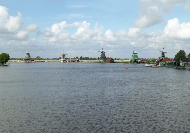 Tradycyjne holenderskie wiatraki na nabrzeżu Zaanse Schans, Holandia