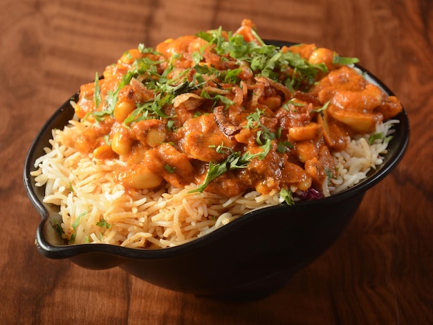 Tradycyjne hyderabadi Kaju biryani z selektywnym skupieniem curry kaju