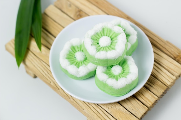 Tradycyjne indonezyjskie ciasto Putu Ayu Zielone ciasto z aromatem pandanu i wiórkami kokosowymi