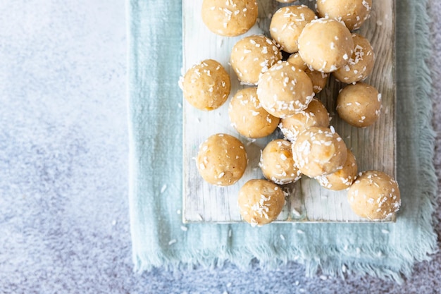 Tradycyjne indyjskie słodycze festiwalowe z płatkami kokosowymi Laddoo lub Laddu Popularna słodka przekąska w Indiach