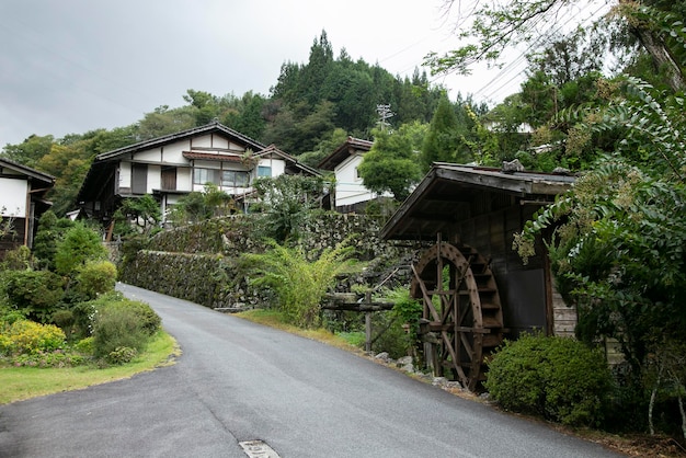 Tradycyjne japońskie domy na szlaku Nakasendo między Tsumago i Magome w dolinie Kiso w Japonii