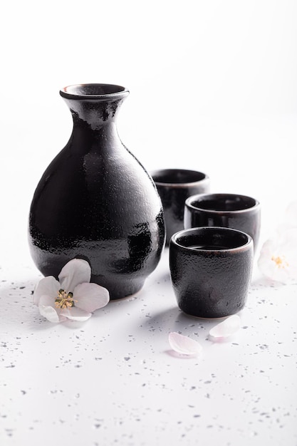 Tradycyjne japońskie sake w czarnej małej ceramice