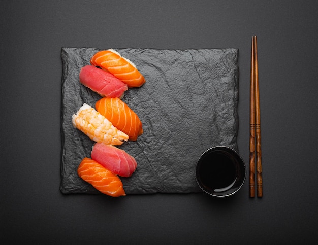 Tradycyjne japońskie sushi widok z góry na ciemny czarny rustykalny