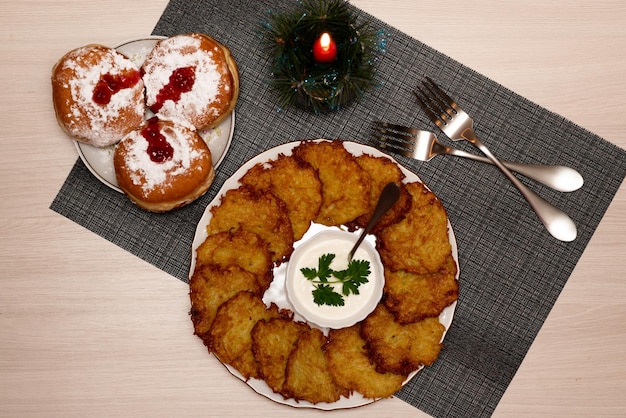 Tradycyjne jedzenie na Chanuka. Smażone ziemniaki. Pączki.