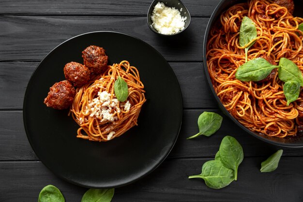 Tradycyjne jedzenie we Włoszech klasyczne śniadanie, lunch i kolacja włoskiego spaghetti z mięsem b