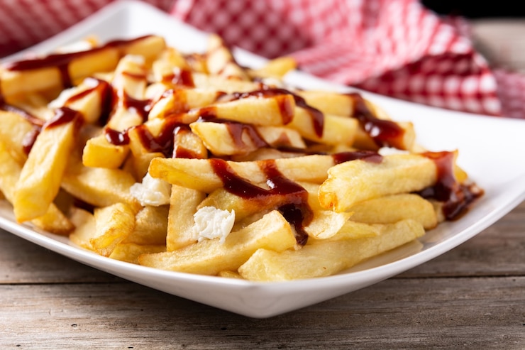 Zdjęcie tradycyjne kanadyjskie poutine na drewnianym stole
