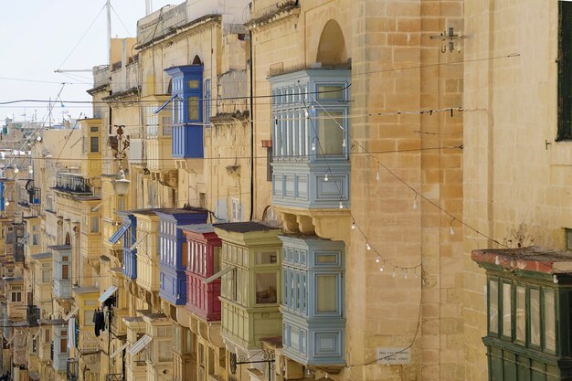 Tradycyjne kolorowe balkony w starożytnym mieście Valletta Malta