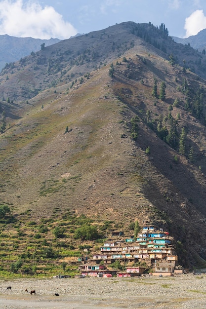 Tradycyjne kolorowe domy na zboczu gór w dolinie w północnym Pakistanie