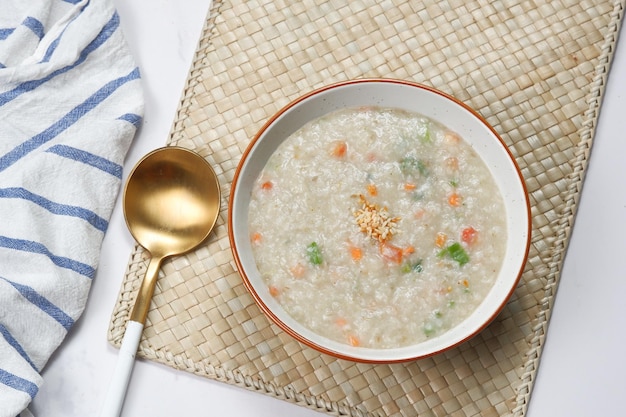 tradycyjne koreańskie jedzenie - Owsianka warzywna wytwarzana przez gotowanie warzyw i ryżu