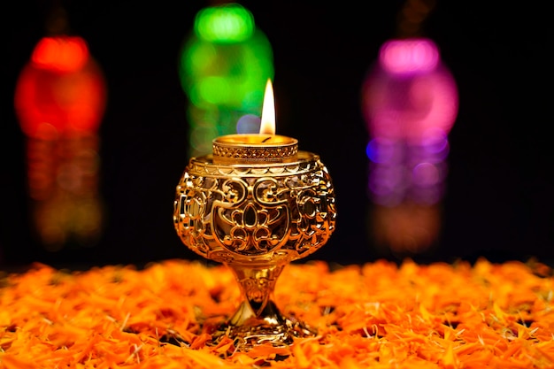 Tradycyjne lampy naftowe z dekoracją kwiatową na indyjski festiwal diwali.