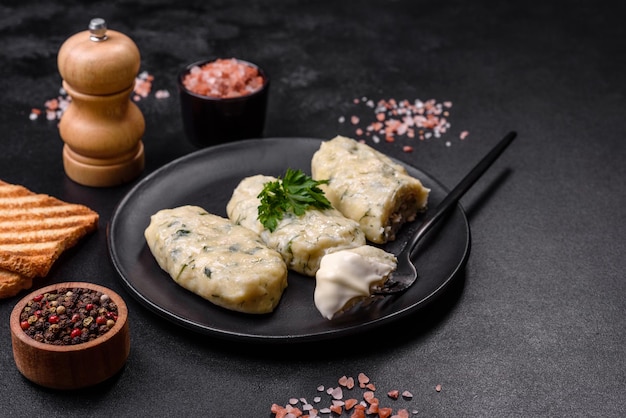 Tradycyjne litewskie danie z zeppelinami gotowane knedle ziemniaczane nadziewane mięsem mielonym