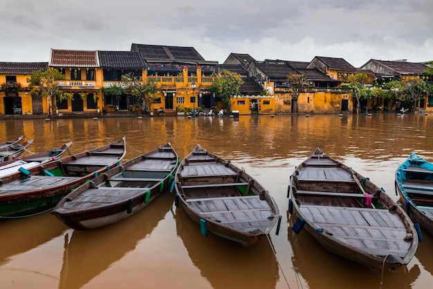 Tradycyjne łodzie Przed Starożytną Architekturą W Hoi An W Wietnamie